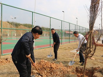 学院开展义务植树活动绿化校园